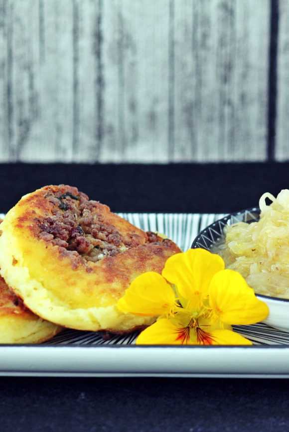 Kartoffelrolle mit Faschiertem und Sauerkraut